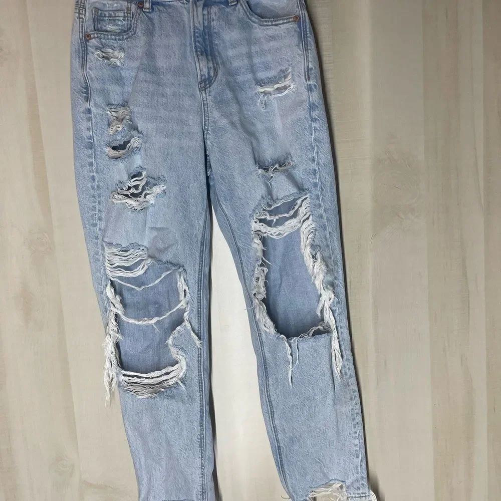 American Eagle mom jeans distressed light wash, size 4 regular‎